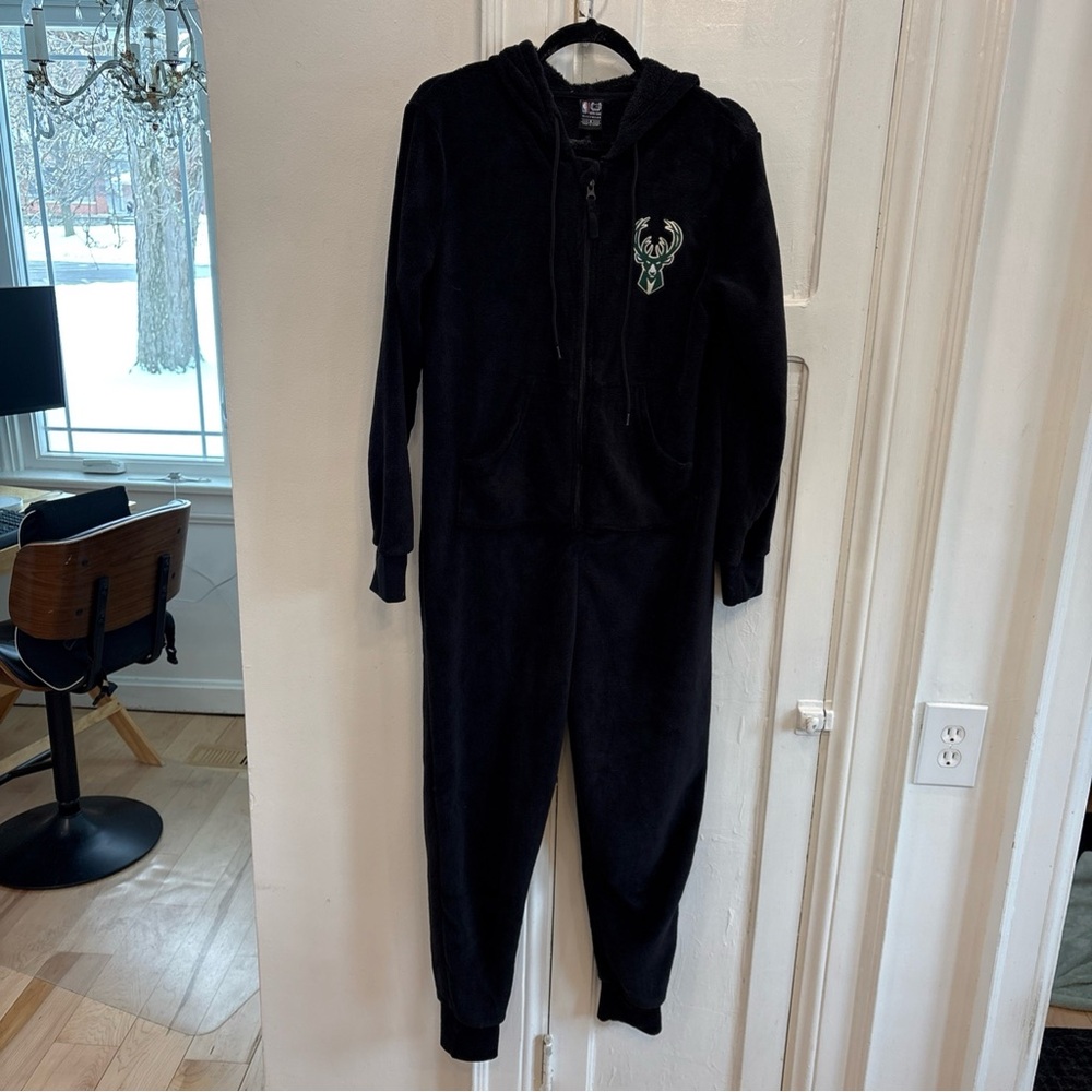Ultra Game NBA Milwaukee Bucks Logo Black Fleece one piece zip up Pajamas Med